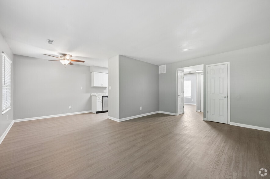 1BR, 1BA - 608SF - Living/Dining Room - Pine Glen