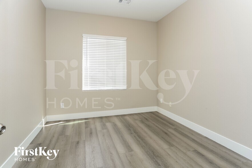 Building Photo - 6834 N Dovecote Ave