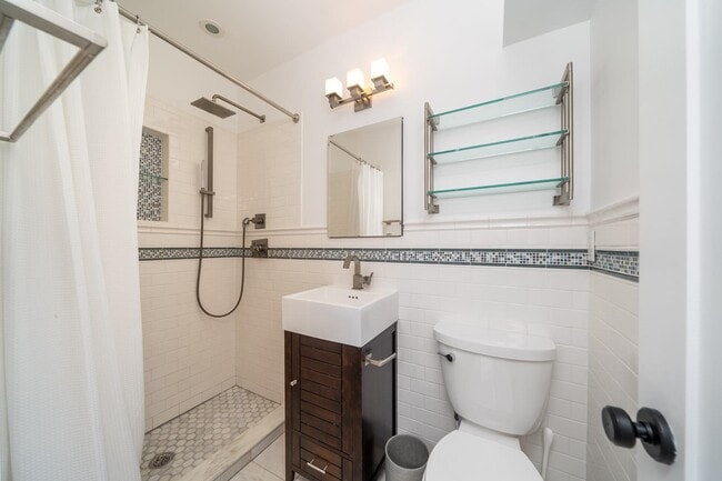 Building Photo - 132 Madison St