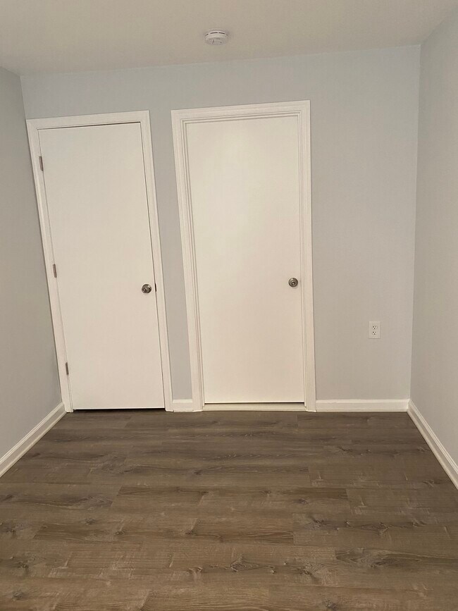 Building Photo - 1009 N Van Dorn St