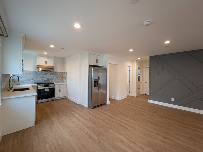 Building Photo - Newly Renovated 4BR Lamanda Park Units!