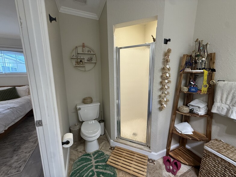 Master bathroom - 1701 The Greens Way