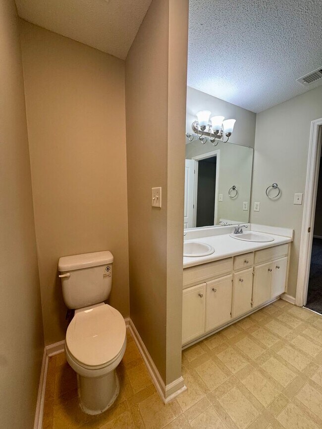 Building Photo - Your Private Retreat 3 Bedroom 2 Bath RentalAwaits!