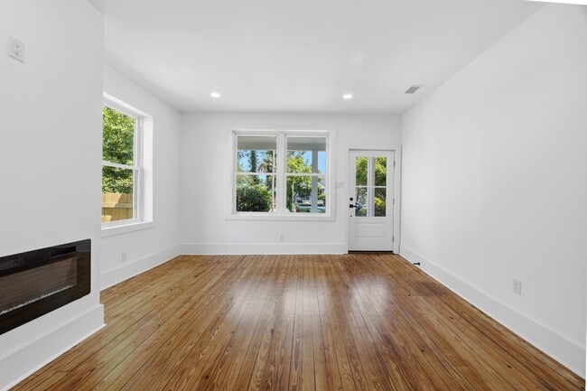 Building Photo - 721 W 47th St