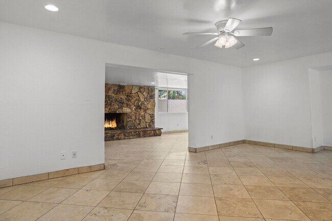 Building Photo - Prime ASU Location 5BR Home with Pool & Garage