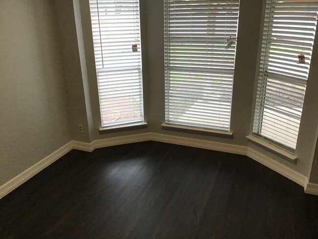 Building Photo - AVAILABLE NOW !