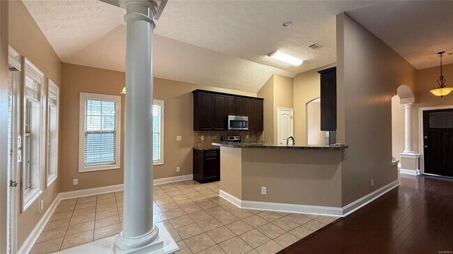 Building Photo - 703 Kingsley Dr