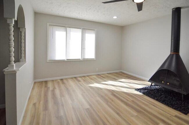 Building Photo - 6505 S 46th St