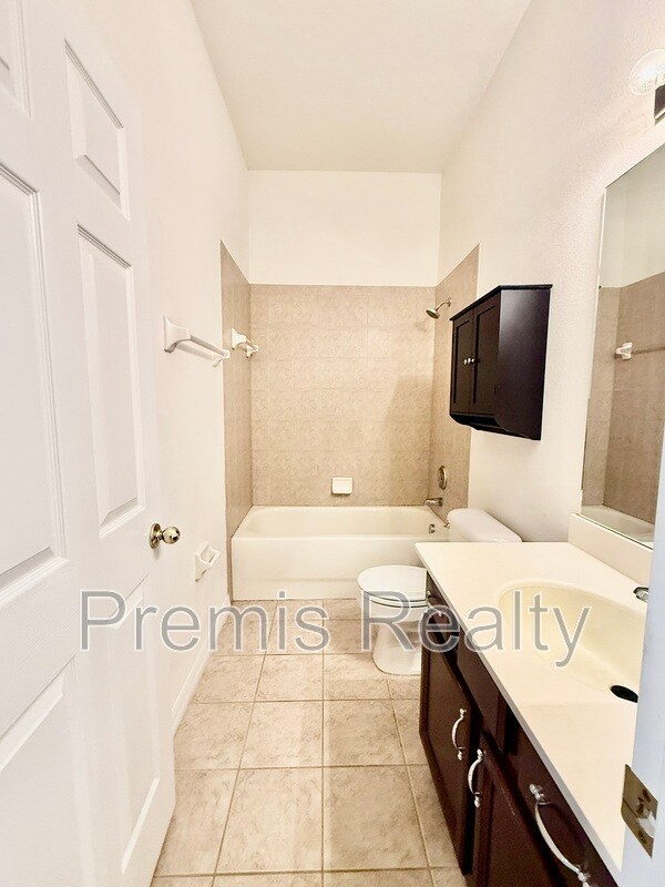 Building Photo - 2043 Strathmill Dr