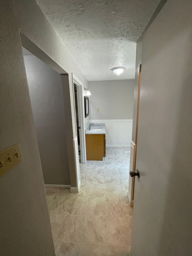 Building Photo - Hard to find 3 bedroom 2, bathroom.