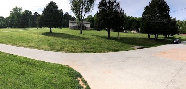 Building Photo - Large 4 Br, 3 Bath Duplex with full Basement