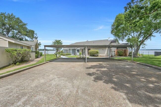 Building Photo - Fully Furnished 2 bedroom Lakefront with 1...