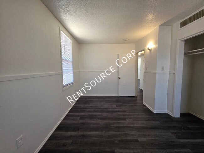 Building Photo - 250 Juniper St