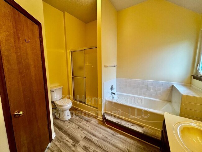 Building Photo - 1398 S Brentwood Dr