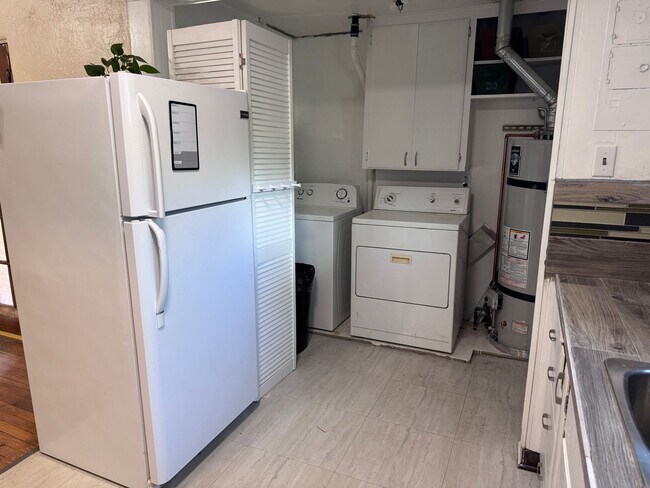 Building Photo - 2 Bedroom, 1 Bathroom Home near Nob Hill/UNM/UNMH