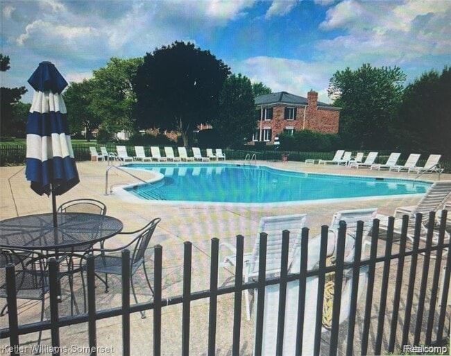 Building Photo - 685 E Fox Hills Dr