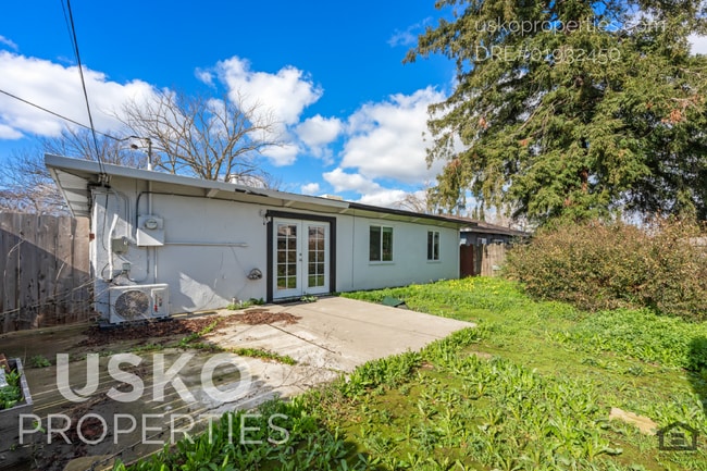 Building Photo - "Charming 3-Bed with Full Bath in Sacramento – Cozy 1093 Sq Ft Home Awaits!"