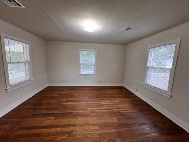 Building Photo - the cutest 1-bedroom cottage! fridge , inside laundry and gas stove, huge yard!