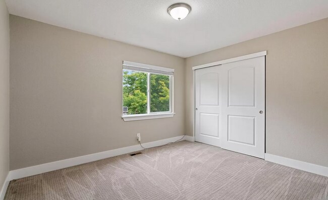 Building Photo - Modern 5 bed, 3.5 bath home in Lakewood!