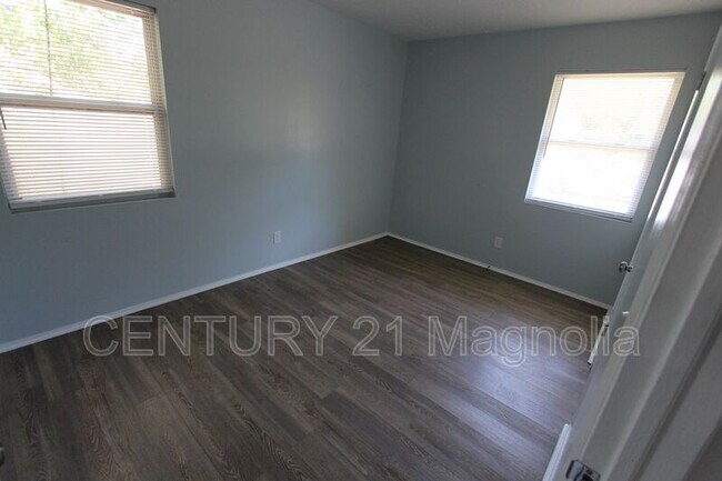 Building Photo - 2071 Fernwood Cir