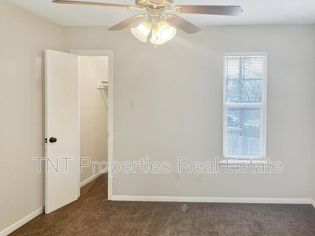 Building Photo - 1811 Woodsman Dr