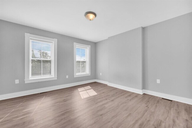 Building Photo - 1834 Parkwood Ave