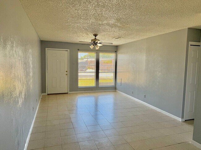 Building Photo - Cozy 2 bed 1 bath duplex!!