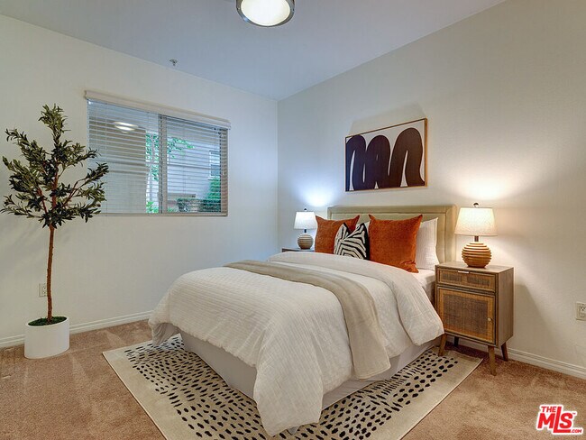 Building Photo - 6020 S Seabluff Dr