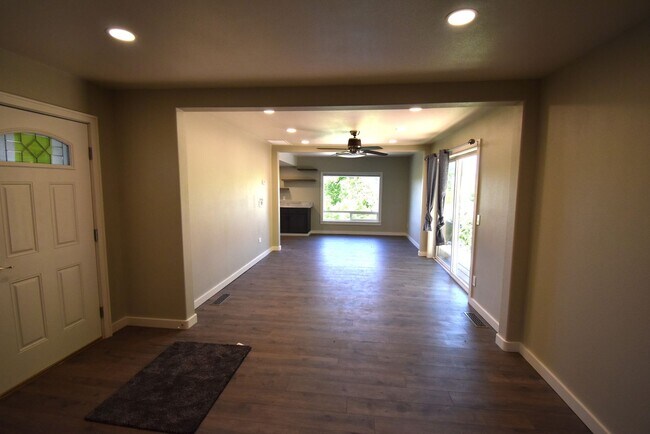 Building Photo - Newly Remodeled Home in Quiet Neighborhood!