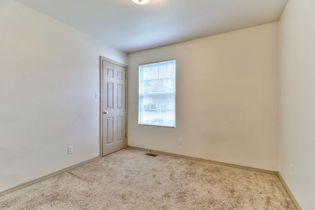 Building Photo - Spacious 3 bedroom, 1 bath home in Urbana ...