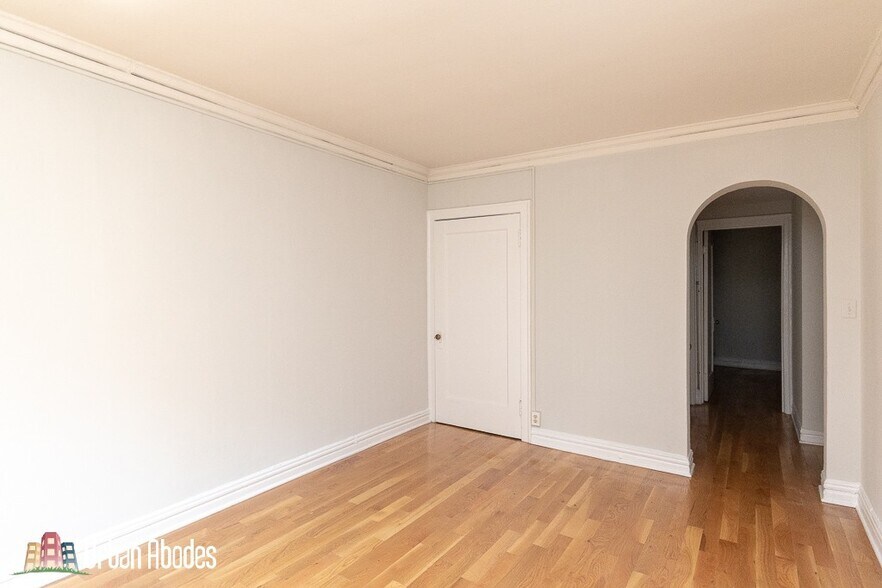 Building Photo - 533 W Roscoe St