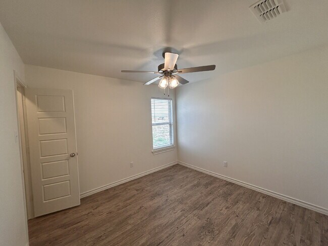 Building Photo - "Charming 3-Bed, 2-Bath Home with Granite Elegance in Wolfforth!"