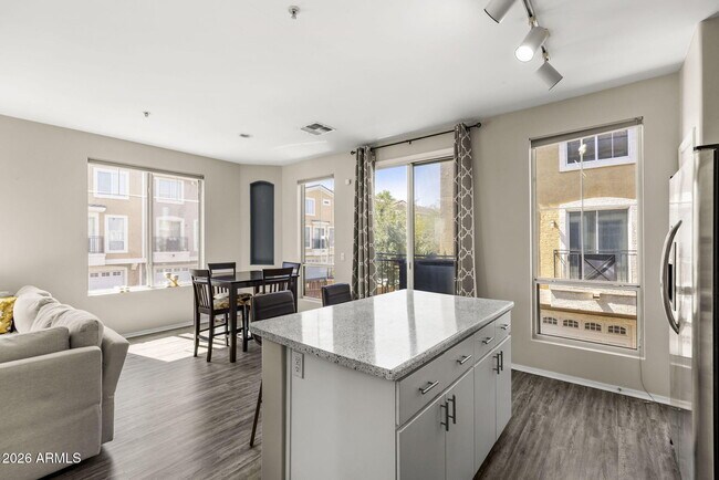 Building Photo - 2450 W Glenrosa Ave