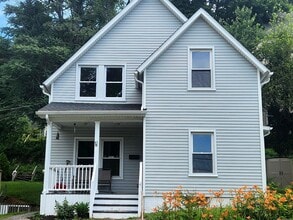 Building Photo - 40 Oak St