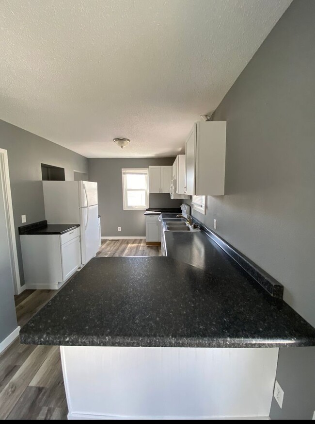 Building Photo - 2 bedroom 1 bathroom, pet friendly house.
