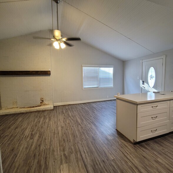Den and breakfast bar - 26445 Lazy Ln