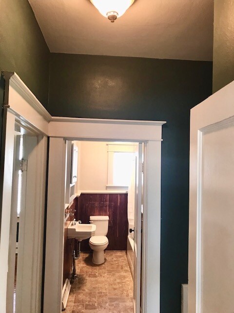 Building Photo - 306 Oakridge Blvd