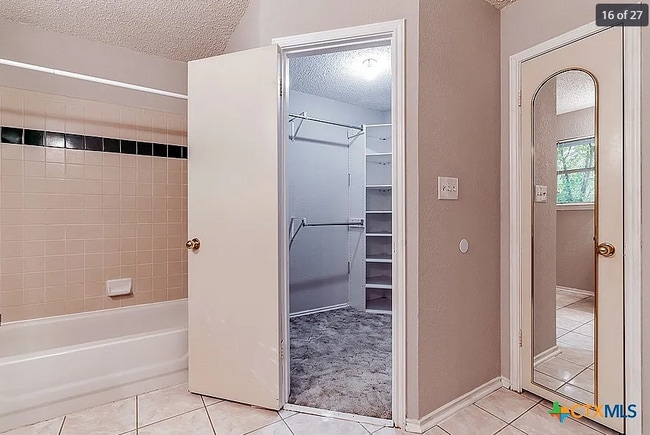 Building Photo - 1701 Century Oaks Dr