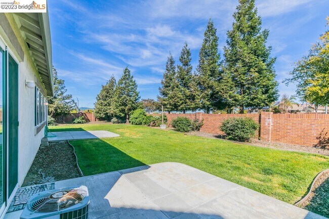 Building Photo - 1055 Meadow Brook Dr
