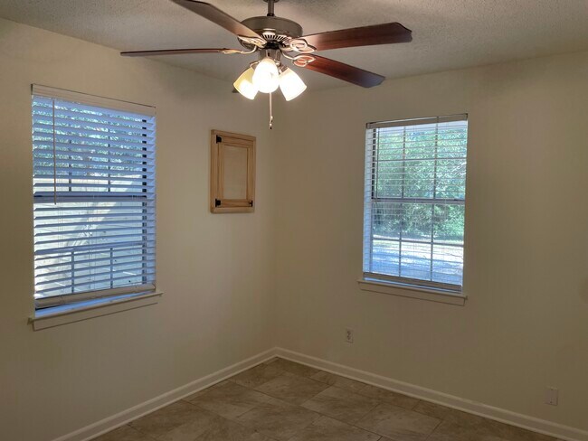 Building Photo - 218 W Saint Mary Dr