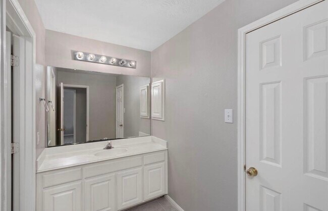 Building Photo - 10115 Cottonwood Canyon Dr