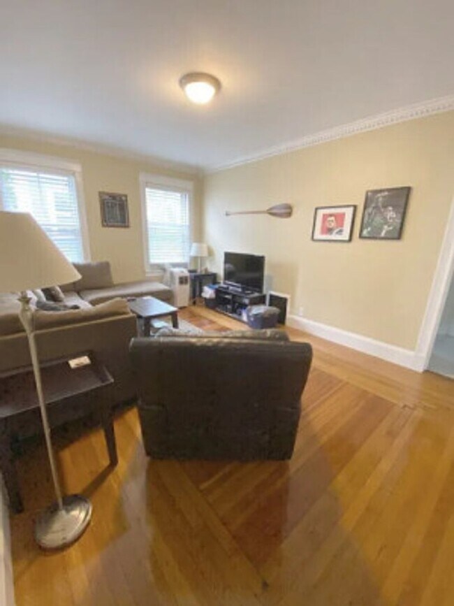 Building Photo - ALLSTON 3 BR Apartment - 9/1