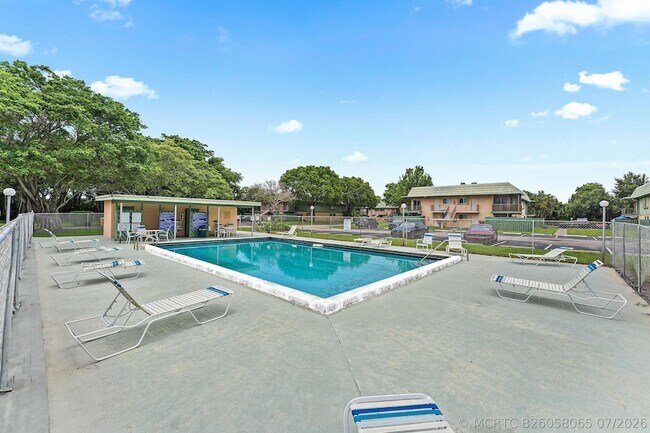 Building Photo - 1866 Fairview Villas Dr