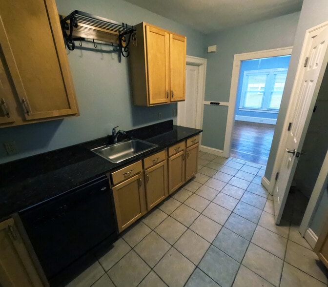 Building Photo - 1652 Hillcrest Rd