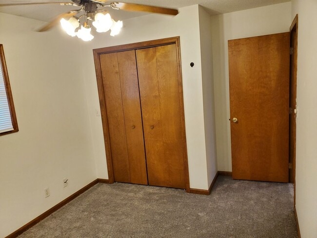Building Photo - 2 bedroom duplex with 2 car attached garage!