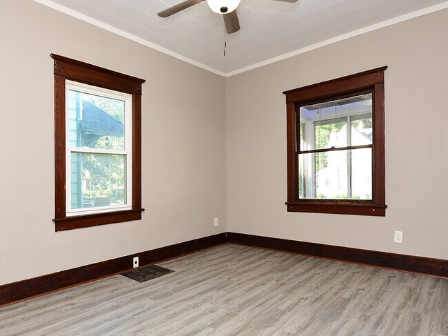 Building Photo - 355 Lincoln Ave