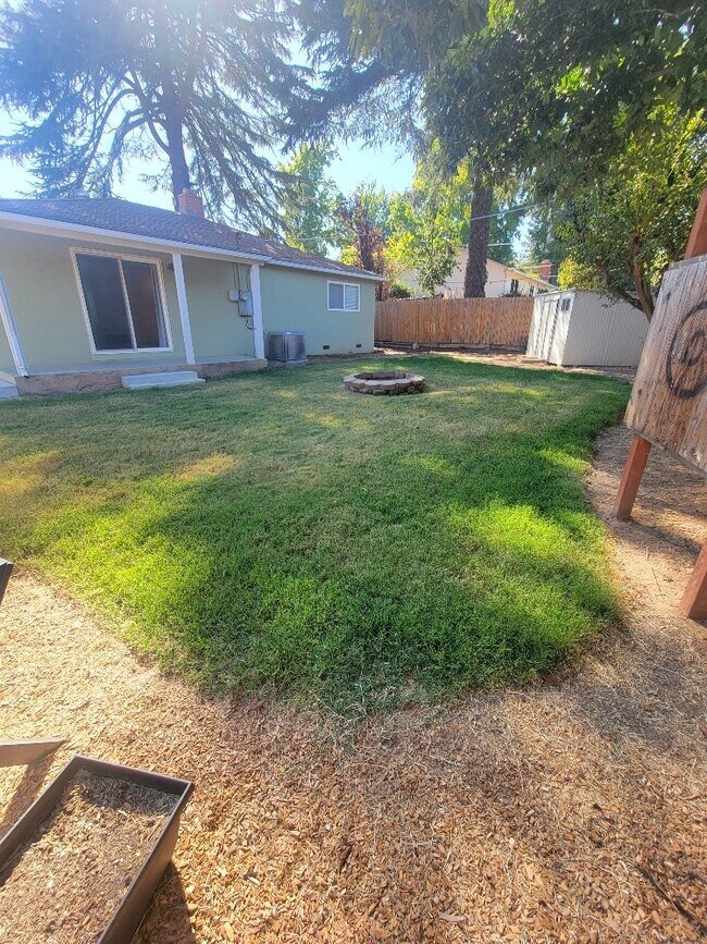 Building Photo - "Charming 3-Bed, 1.5-Bath home