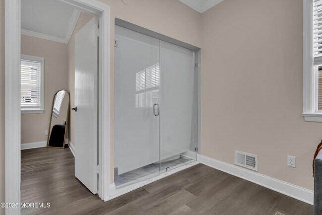 Building Photo - 11 E 43rd St