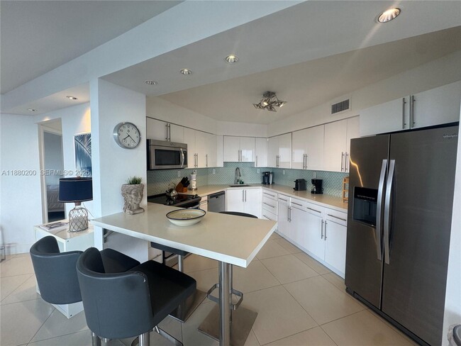 Building Photo - 5151 Collins Ave