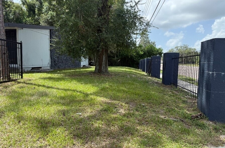Primary Photo - 4927 N Pine Hills Rd